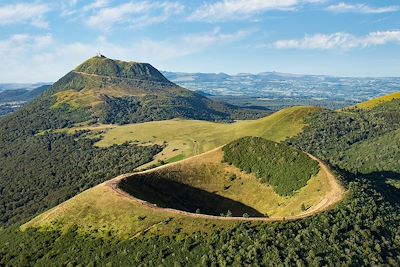 © F. Cormon / Auvergne-Rhône-Alpes Tourisme - Le Puy Pariou et le Puy de Dôme - Auvergne Le Puy Pariou et le Puy de Dôme - Auvergne