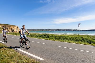 © Emmanuel Berthier / CRTB - Balade à vélo sur la presqu'île de Crozon - Bretagne - France Balade à vélo sur la presqu'île de Crozon - Bretagne - France