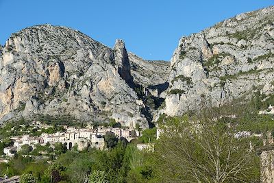 © Simon.A / CRT PACA - Village de Moustiers-Sainte-Marie - Verdon - France Village de Moustiers-Sainte-Marie - Verdon - France
