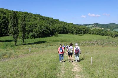 © Collection Tourisme Gers/J. Sandras - Les randonneurs sur les sentiers du Gers - Sud-Ouest - France Les randonneurs sur les sentiers du Gers - Sud-Ouest - France