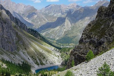 Panorama de la commune d’Acceglio et de la Montagne de la Rocca Provenzale - Val Maira - Piémont - Italie