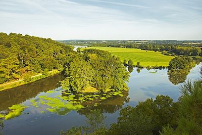 © Alexandre Lamoureux / CRTB - Ile aux Pies sur la rivière de l'Oust - La Vélodyssée - Canal de Nantes à Brest - Morbihan - Bretagne Ile aux Pies sur la rivière de l'Oust - La Vélodyssée - Canal de Nantes à Brest - Morbihan - Bretagne