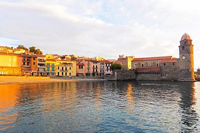 © Maël Moisan - Plage et Eglise Notre-Dame-des-Anges de Collioure - Pyrénées-Orientales - France Plage et Eglise Notre-Dame-des-Anges de Collioure - Pyrénées-Orientales - France
