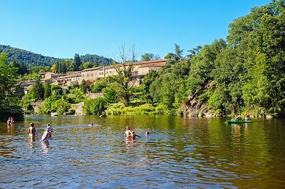 Baignade dans la rivière - Dolce Via - Ardèche - France