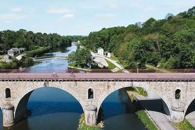 Balade à vélo sur le chemin de halage - Mayenne - France