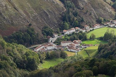 Village des Aldudes (vue du sommet de Zarkindegi) - Pays-Basque - France