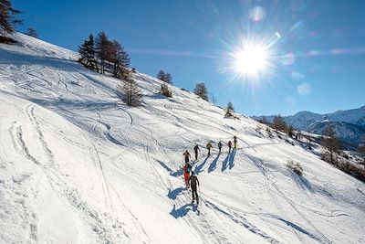 Groupe de randonneurs montant en direction de la Gardiole de l'Alp - Parc régional du Queyras - Hautes-Alpes - France