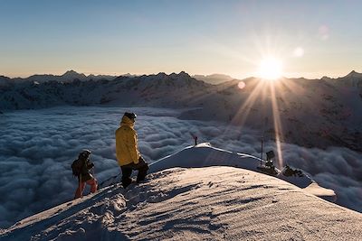 Skieurs au lever de soleil depuis les Arcs - Vallée de la Tarentaise - Savoie - France