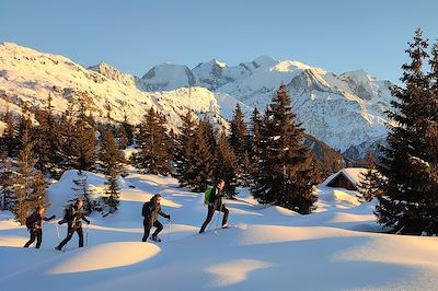 Randonneurs en raquettes - Haute Savoie -  France