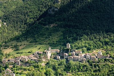 © Louis-Michel DESERT / Adobe Stock - Village - Occitanie - France Village - Occitanie - France