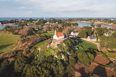 © Thibault Poriel / CRTB - Chapelle Saint-Michel - Archipel de Bréhat - Bretagne - France Chapelle Saint-Michel - Archipel de Bréhat - Bretagne - France