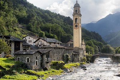 © Claudio Colombo / Adobe Stock - Vieux village des Alpes du sud - Italie Vieux village des Alpes du sud - Italie