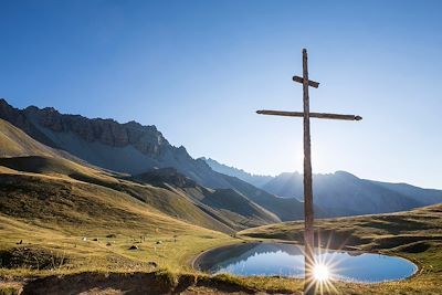 © CAVALIER Michel / hemis.fr - Croix du lac de Souliers - Queyras - France Croix du lac de Souliers - Queyras - France