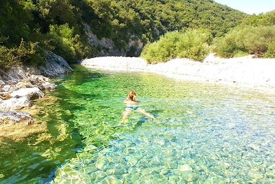 © Aurélien Luciani - Baignade - Aventures et nature en Ardèche - France Baignade - Aventures et nature en Ardèche - France
