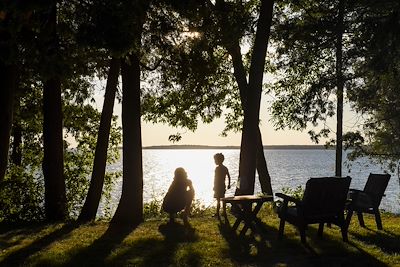 Une mère et son fils au bord d'un lac