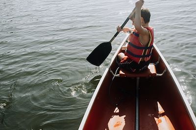Enfant dans un canoë 