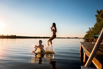 Baignade en famille dans un lac
