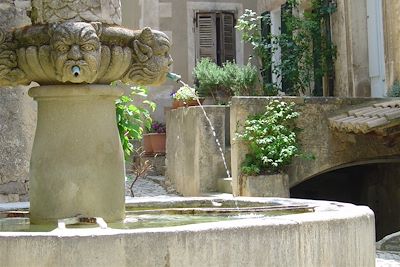 © Walk inn Provence - Fontaine Séguret - Dentelles - Provence - France Fontaine Séguret - Dentelles - Provence - France