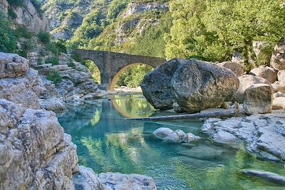 © jef 77 / Adobe Stock - Le pont médiéval de Châteauneuf-de-Chabre - Hautes-Alpes - France Le pont médiéval de Châteauneuf-de-Chabre - Hautes-Alpes - France