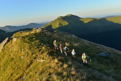 © J. Damase / Auvergne-Rhône-Alpes Tourisme - Randonnée sur le Puy Mary - Monts du Cantal - France Randonnée sur le Puy Mary - Monts du Cantal - France