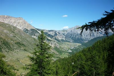 © Accueil Tourisme Névache - Névache - vue depuis la montée jusqu'à Buffère - Hautes Alpes - France Névache - vue depuis la montée jusqu'à Buffère - Hautes Alpes - France