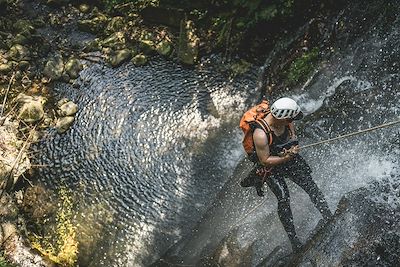 © Han-Hsing Tu / Unsplash - Canyoning Canyoning