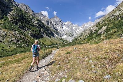 © CAVALIER Michel / hemis.fr - Randonnée vers le refuge des Bans - Vallée de la Vallouise - Parc national des Ecrins - France Randonnée vers le refuge des Bans - Vallée de la Vallouise - Parc national des Ecrins - France