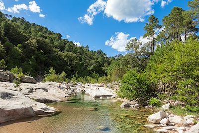 © Samuel B. / Adobe Stock - Piscine naturelle - Environs de Sainte-Lucie - Corse Piscine naturelle - Environs de Sainte-Lucie - Corse