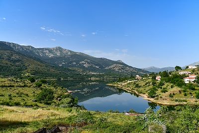 © Larry Naess / Adobe Stock - Lac Calacuccia - Corse - France Lac Calacuccia - Corse - France