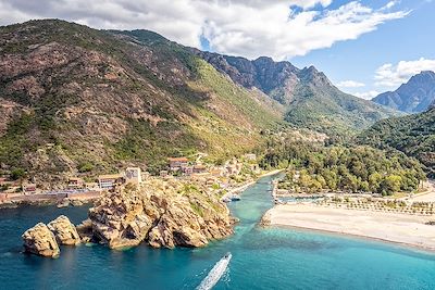 © Balate Dorin / iStock - Golf de Porto - Corse - France Golf de Porto - Corse - France