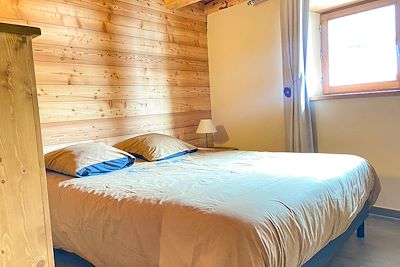 © Aurélien Luciani - Chambre lit double - Votre hébergement à Cervières - Hautes-Alpes - France Chambre lit double - Votre hébergement à Cervières - Hautes-Alpes - France