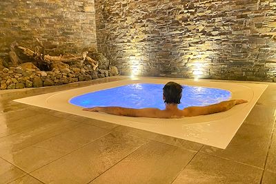 © Aurélien Luciani - Jacuzzi - Votre hébergement à Cervières - Hautes-Alpes - France Jacuzzi - Votre hébergement à Cervières - Hautes-Alpes - France