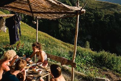 © Lea Jones / Stocksy - Petit-déjeuner en groupe Petit-déjeuner en groupe