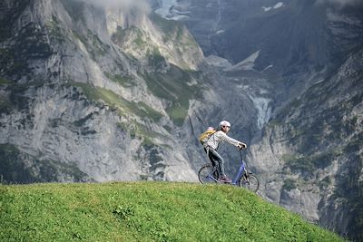 © num_skyman / Adobe Stock - Trottinette dans les Alpes  Trottinette dans les Alpes