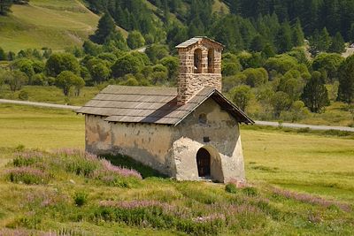 © reivax38000 / Adobe Stock - Chapelle - Hautes-Alpes - France Chapelle - Hautes-Alpes - France