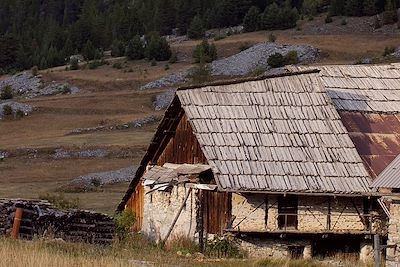 © GUIZIOU Franck / hemis.fr - Le Laus, petit hameau aux environs de Cervières au pied du col d' Izoard - France Le Laus, petit hameau aux environs de Cervières au pied du col d' Izoard - France