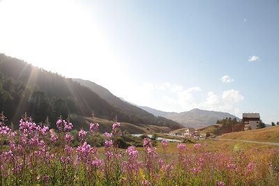 © Myrtille DUPONT / Alamy / Hemis - Refuge Napoléon face au lac au Col de Vars - Hautes-Alpes - France Refuge Napoléon face au lac au Col de Vars - Hautes-Alpes - France