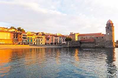 © Maël Moisan - Plage et Eglise Notre-Dame-des-Anges de Collioure - Pyrénées-Orientales - France Plage et Eglise Notre-Dame-des-Anges de Collioure - Pyrénées-Orientales - France