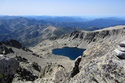 © Peter Gregor - Depuis le sommet du Monte Rotondo, vue sur le lac de Belledone et les crêtes de l’Onda - GR20 Nord - Corse - France Depuis le sommet du Monte Rotondo, vue sur le lac de Belledone et les crêtes de l’Onda - GR20 Nord - Corse - France