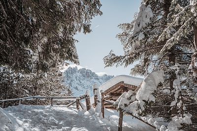 © Gabriele Paris / Getty Images - Chalet enneigé - Dolomites - Italie Chalet enneigé - Dolomites - Italie