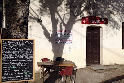 © Peter Gregor - Le refuge - Gare de Vizzavona - Sur le chemin de GR20 - Corse - France Le refuge - Gare de Vizzavona - Sur le chemin de GR20 - Corse - France