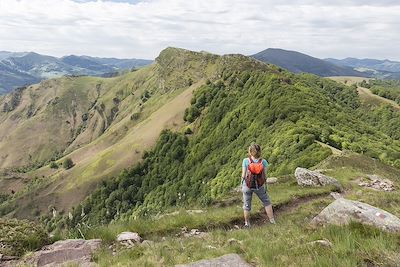 © AZAM Jean-Paul / hemis.fr - Randonneuse sur les crêtes d'Iparla, GR10 - Saint-Étienne-de-Baïgorry - France Randonneuse sur les crêtes d'Iparla, GR10 - Saint-Étienne-de-Baïgorry - France