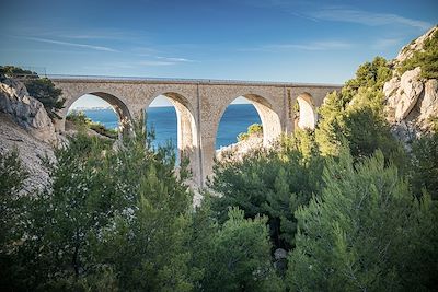 © Jean-Luc Ichard / Getty Images - Viaduc ferroviaire de la Calanque du Jonquier - Bouches-du-Rhône - France Viaduc ferroviaire de la Calanque du Jonquier - Bouches-du-Rhône - France