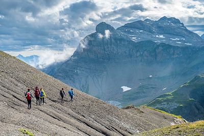 Randonneurs descendant en direction du refuge de la Vogealle - Réserve naturelle de Sixt-Fer-à-Cheval- Haute-Savoie - France