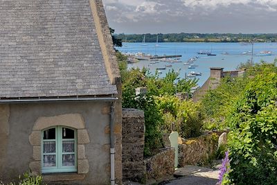 © Danièle Schneider / Photononstop - Maison du bourg de l'Île-aux-Moines - Morbihan - Bretagne - France Maison du bourg de l'Île-aux-Moines - Morbihan - Bretagne - France