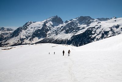 © jeanmichel deborde / Adobe Stock - Randonnée raquettes face à la La Meije depuis le Plateau d'Emparis - Massif des Ecrins - Hautes-Alpes - France Randonnée raquettes face à la La Meije depuis le Plateau d'Emparis - Massif des Ecrins - Hautes-Alpes - France