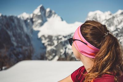 © Ziga Plahutar / Getty Images - Femme observant des montagnes Femme observant des montagnes