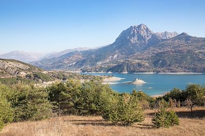 © IMAREVA / Adobe Stock - Le lac de Serre-Ponçon - Hautes-Alpes - France Le lac de Serre-Ponçon - Hautes-Alpes - France