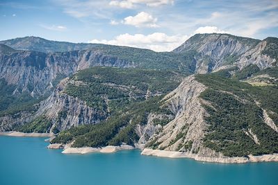 © Manu Reyboz / Adobe Stock - Lac de Serre-Ponçon - Alpes-de-Haute-Provence - France Lac de Serre-Ponçon - Alpes-de-Haute-Provence - France
