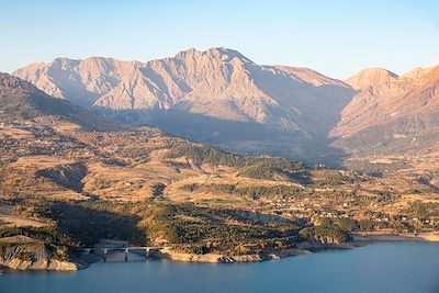 © CAVALIER Michel / hemis.fr - Lac de Serre-Ponçon et l'Aiguille de Chabrières - Hautes-Alpes - France Lac de Serre-Ponçon et l'Aiguille de Chabrières - Hautes-Alpes - France